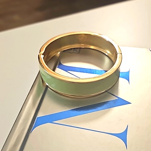 New Without Tag Gold Tone Enamel Cuff Bracelet. - Picture 8 of 8